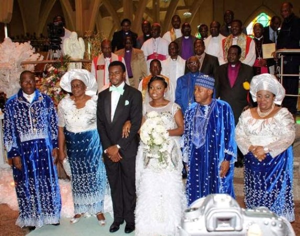 Tổng thống Nigeria tặng iPhone mạ vàng cho tất cả khách mời đám cưới