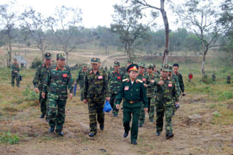 Thượng tướng Đỗ Bá Tỵ và đoàn công tác lên trường bắn trực tiếp kiểm tra bộ đội huấn luyện.