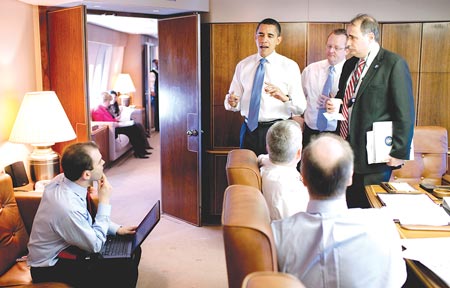 Tổng thống Obama nói chuyện với các nhân viên tại phòng họp trên Air Force One