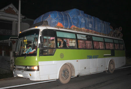 Xe khách chở đầy hàng hóa, một trong hai trường hợp CSGT Hà Tĩnh (phía Bắc)  xử lý sau khi có sự xuất hiện của phóng viên