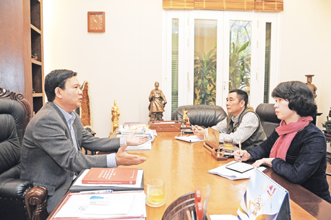 Bộ trưởng GTVT Đinh La Thăng trong buổi trò chuyện với phóng viên NDHT. Ảnh: Trần Hải