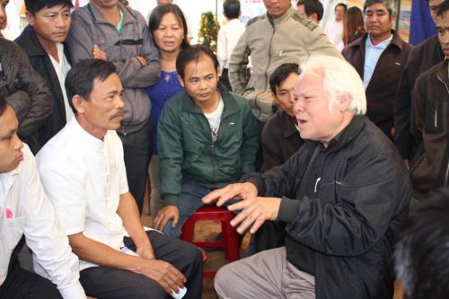 Tiến sĩ Nguyễn Văn Khải chia sẻ cách cứu cây hồ tiêu cho người dân Chư Sê (Đăk Lăk)