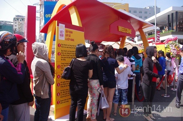 Người Sài Gòn xếp hàng dài trong nắng để được ăn Mc Donalds 2