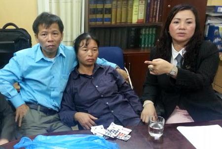 Vợ chồng ông Chấn trong một lần ra từ Bắc Giang ra Hà Nội gặp luật sư Vũ Thị Nga. Ảnh: Việt Dũng