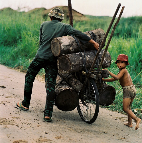 Những bức ảnh vô giá về trẻ em Việt Nam thời chiến