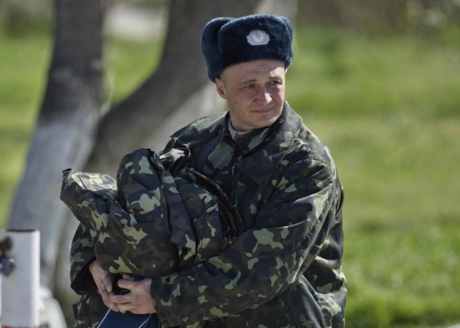 ẢNH: Lính Ukraine vác TV, máy giặt rời căn cứ ở Crimea