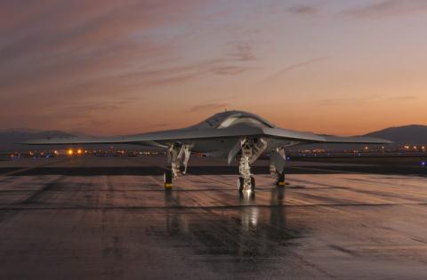 UAV X-47B chuẩn bị cất cánh bay đêm