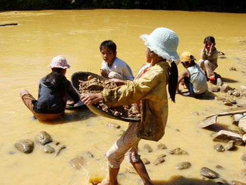 chum-anh-roi-nuoc-mat-canh-lao-dong-co-cuc-cua-tre-em-vn