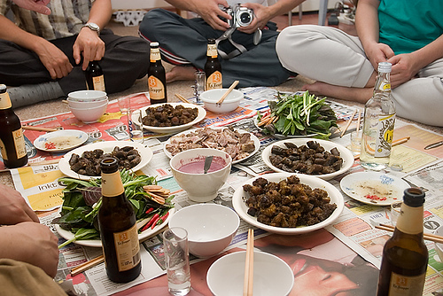 Hình ảnh bữa thịt chó quen thuộc của rất nhiều người Việt Nam