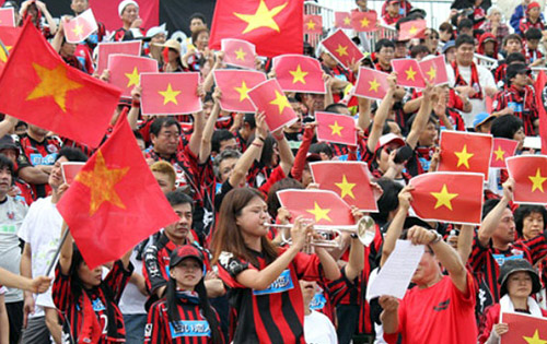 CĐV của Consadole Sapporo ủng hộ Công Vinh thi đấu tại Nhật bằng băng rôn và quốc kỳ Việt Nam rất nhiệt tình