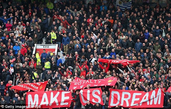 Fan Liverpool cực sung trên Old Trafford