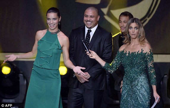 Adriana Lima xuất hiện bên Ronaldo béo ở 