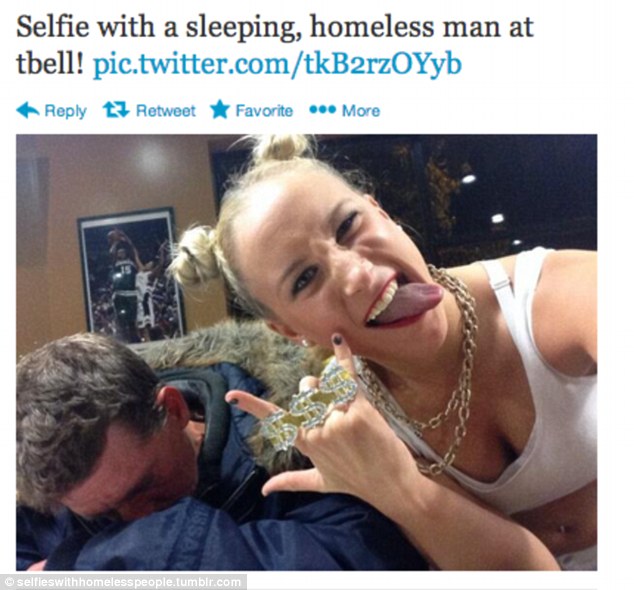 Thiếu tôn trọng: Một phụ nữ ở Miley Cyrus lấy cảm hứng từ get-up đeo nhẫn đô la-dấu hiệu đặt ra bên cạnh một người đàn ông vô gia cư đang ngủ tại một nhà hàng thức ăn nhanh