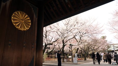 Các cánh cổng tại cửa đền có hình bông hoa cúc với đường kính khoảng 1,5 m.