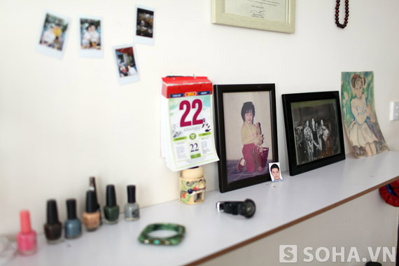 Vài tấm ảnh kỷ niệm của Diễm Hằng được bày trong một góc phòng của Diễm Hằng.