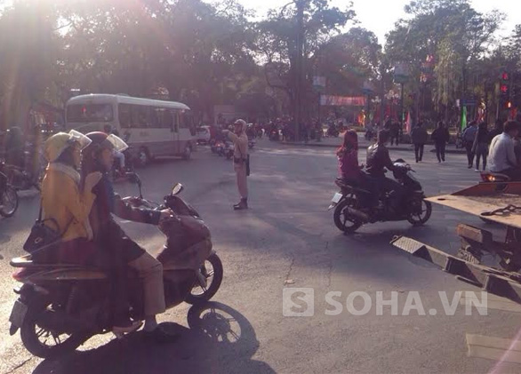 Cảnh sát làm nhiệm vụ điều tiết giao thông khu vực đường Quán Thánh- Thanh Niên, trưa mùng 1 Tết Nguyên đán 