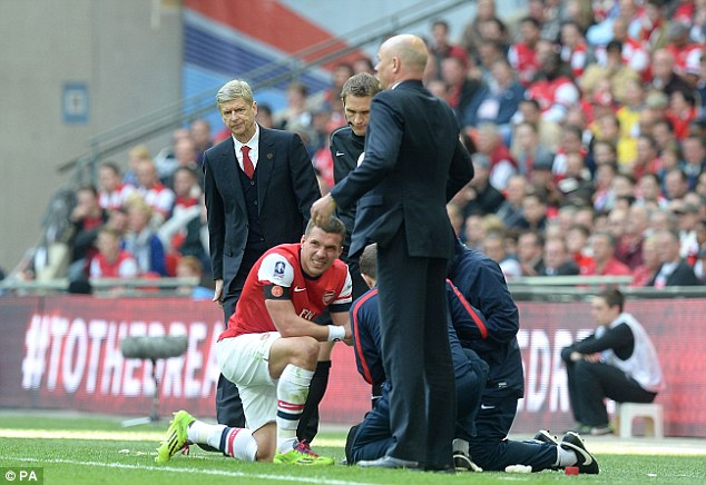 Lukas Podolski chấn thương và rời sân phút 68