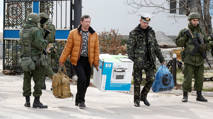 Lính Ukraine xách tư trang rời khỏi căn cứ quân sự tại Crimea.