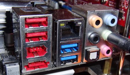 Cổng USB 2.0 được sơn màu đỏ trên bo mạch của ASUS.