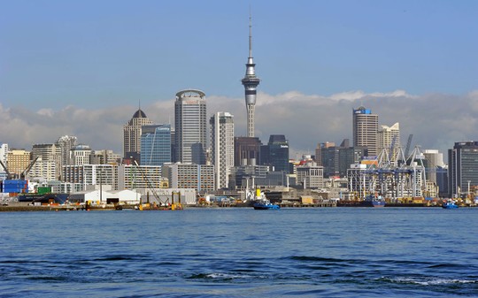 Auckland là thành phố lớn nhất New Zealand. Một phần quan trọng của khu trung tâm thương mại và bờ biển mặt tiền được xây dựng trên vùng đất lấn biển 100 năm qua.