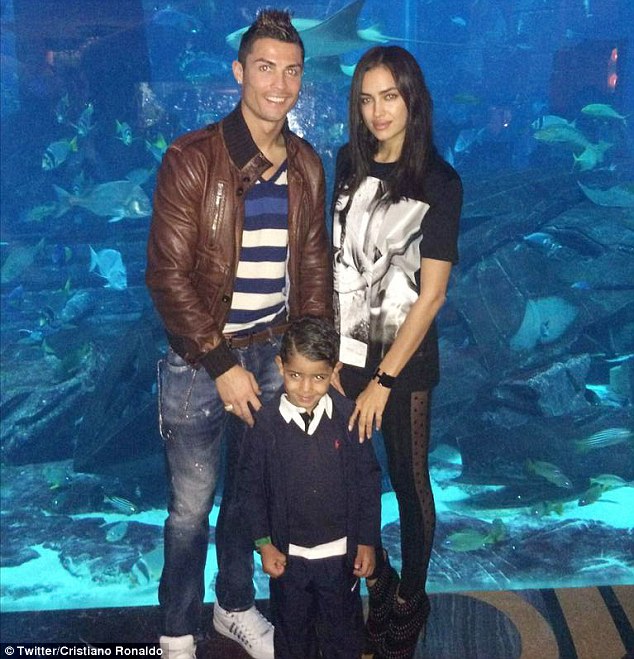  	Cris Ronaldo đi chơi với con trai và bạn gái tại một bể cá ở Doha