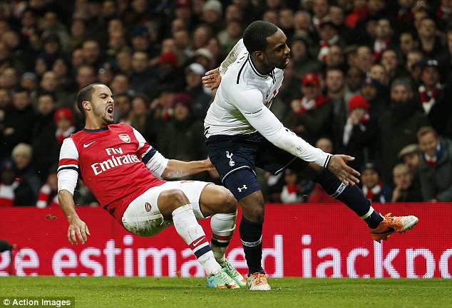 	Theo Walcott dính chấn thương cực nặng sau một tình huống tranh chấp bóng không quá nguy hiểm với Danny Rose của Tottenham
