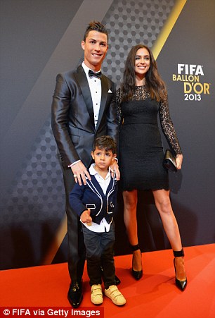  	Cris Ronaldo diện đồ đơn giản nhưng hợp gu hơn nhiều!