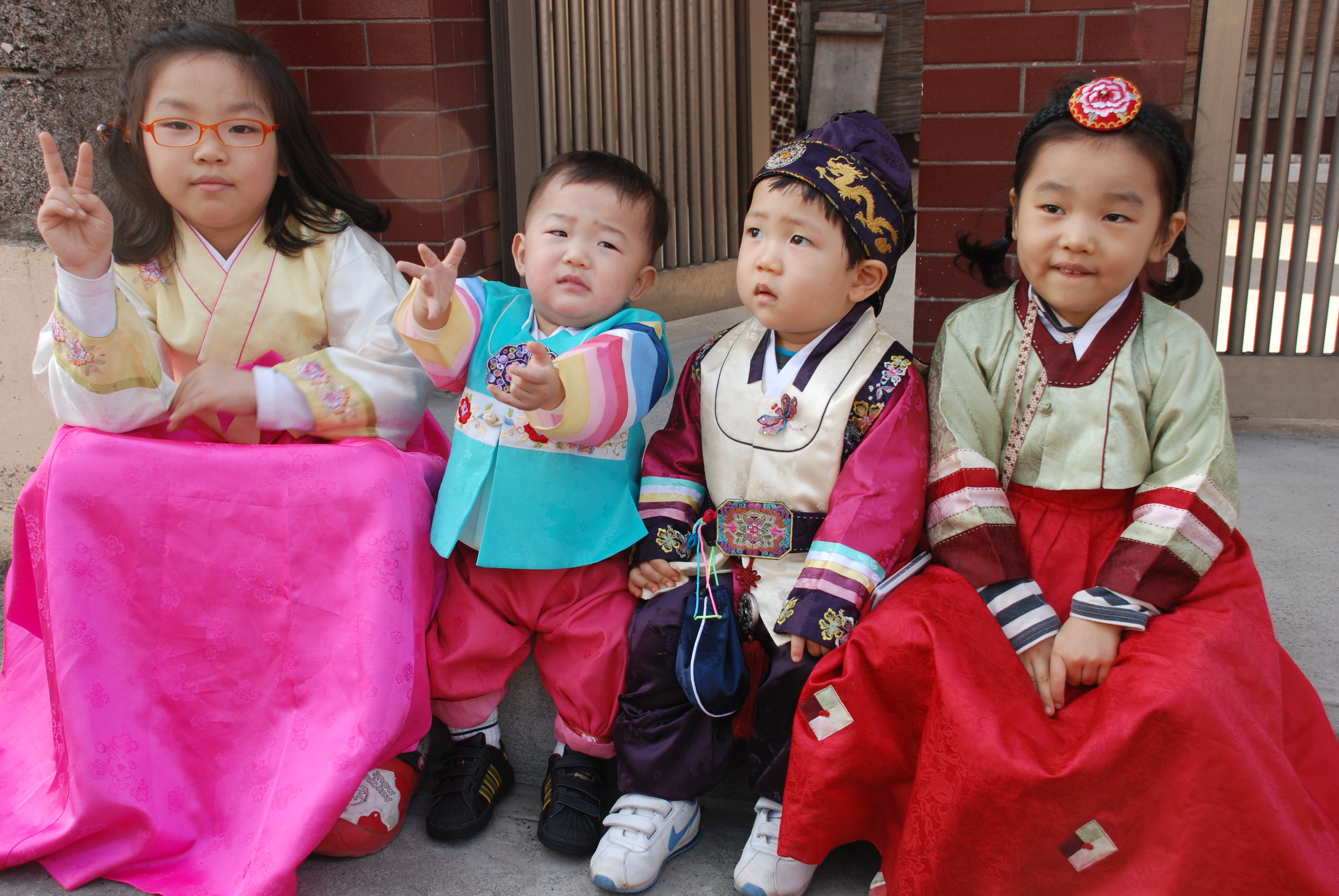 Trẻ em Hàn mặc Hanbok chào đón năm mới trong ngày Sol cùng gia đình