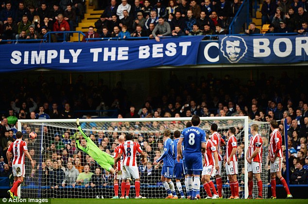 Bởi Oscar vừa vẽ nên một đường cong rất đẹp trên Stamford Bridge