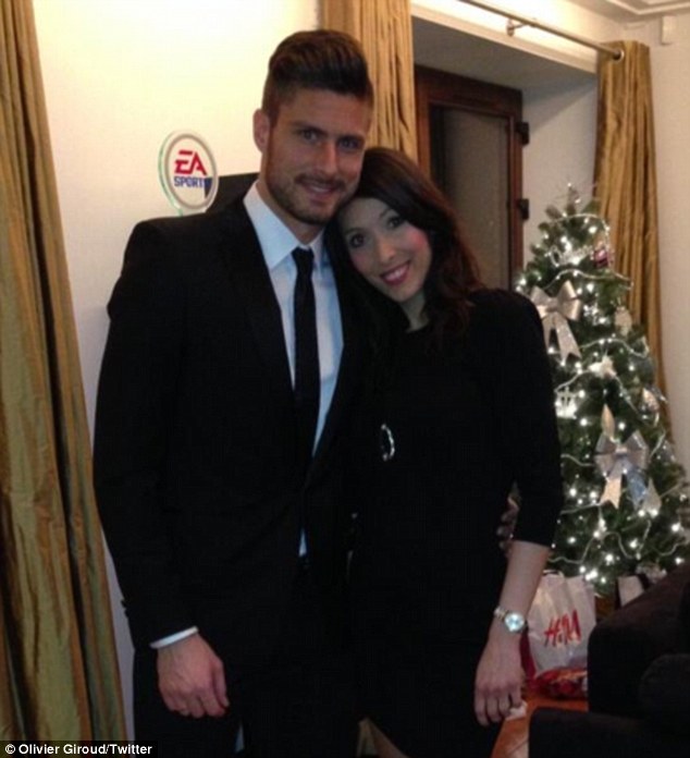 Giroud đăng tải ảnh hạnh phúc bên vợ trong ngày Giáng sinh nhưng...