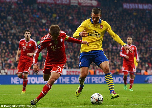 Podolski gỡ hòa 1-1 cho Arsenal nhưng trước đó đã phạm lỗi đẩy sao