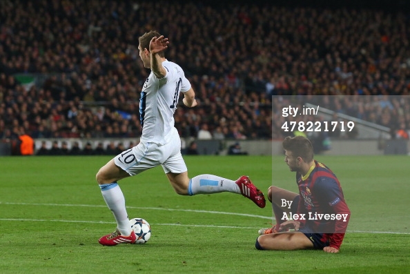 Pique xoạc Dzeko bằng cả 2 chân từ phía sau - HỢP LỆ!