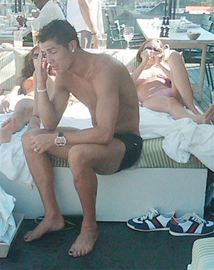 Cris Ronaldo rất thích đánh móng chân