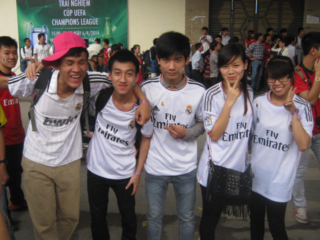Các bạn trẻ hâm mộ Real Madrid