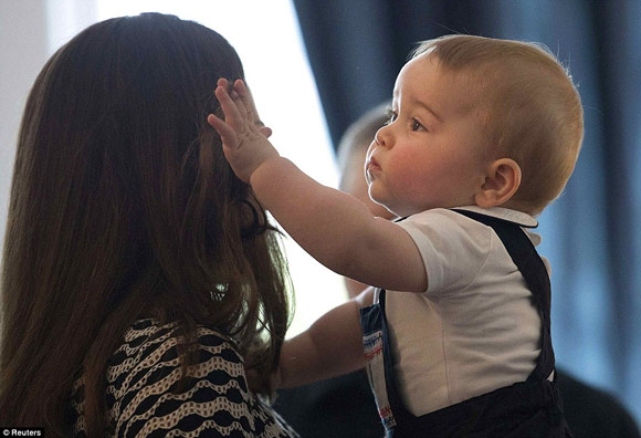 Vợ chồng hoàng tử William lép vế trước con trai siêu cute