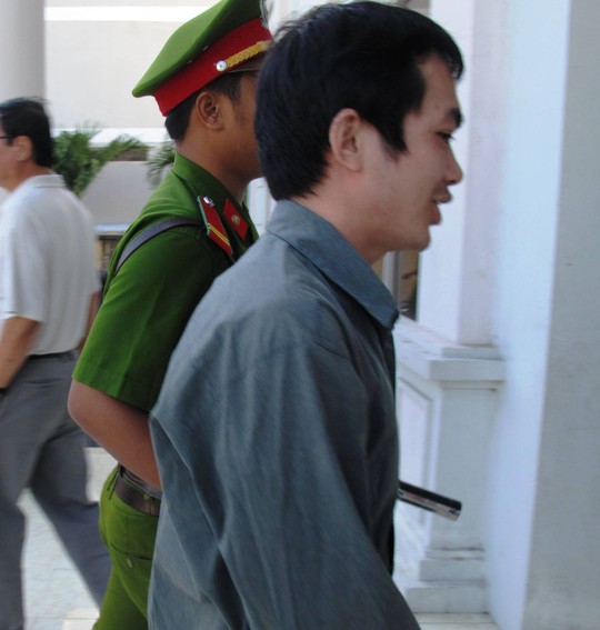 Bị cáo Nguyễn Thân Thảo Thành bị dẫn giải đến tòa