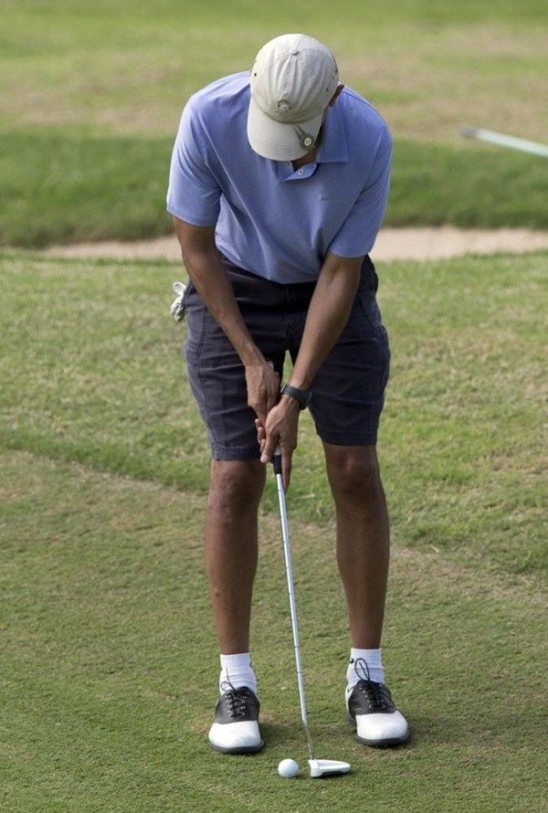  	Vào ngày thứ ba, ông Obama đăng ký chăm sóc sức khỏe thông qua Obamacare, chơi golf và đi dạo trên bãi biển - Ảnh: AP.