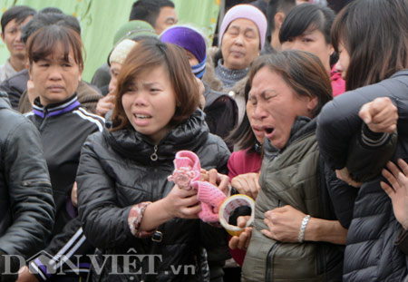 Mẹ vợ anh Quý cũng kiệt quệ phải nhờ nhiều người dìu để đưa tiễn đám tang.