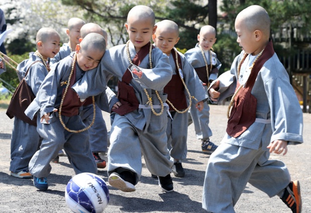 Các chú tiểu chơi bóng đá trong một ngôi chùa trên đảo Jeju, Hàn Quốc.