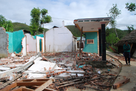 Những ngôi nhà xây kiên cố giá hàng trăm triệu đồng bị đập phá.