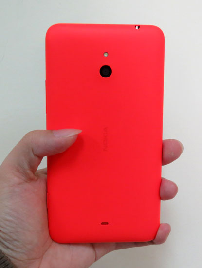 Lumia 1320 sở hữu thiết kế bo tròn các góc, khá dễ cầm với một tay