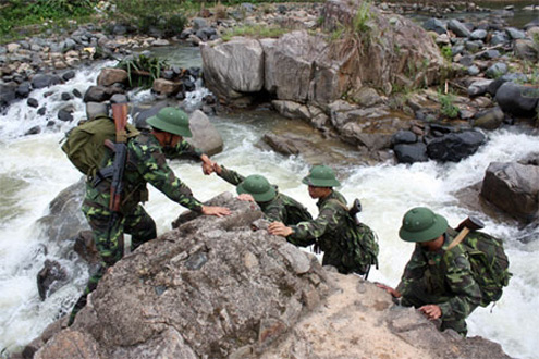 Vượt qua thác ghềnh hiểm trở