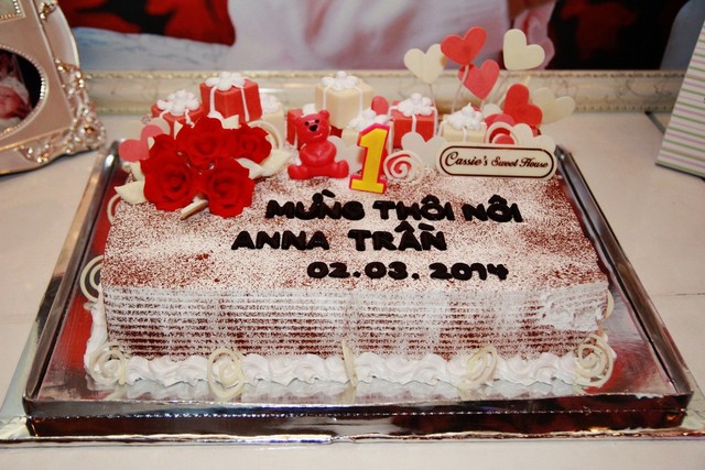 Chiếc bánh sinh nhật đáng yêu của Anna