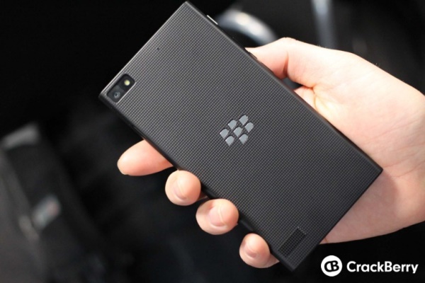 Cận cảnh BlackBerry Z3: Chiếc BB10 5-inch giá rẻ của Dâu đen