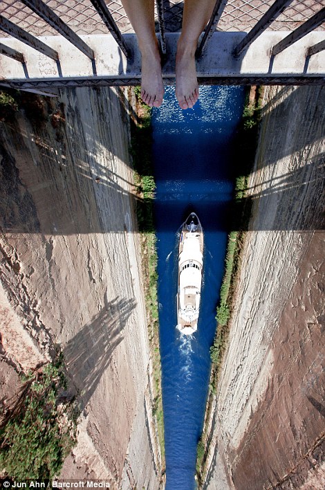 Chấp nhận rủi ro: Chân của nhiếp ảnh gia được hình treo lơ lửng trên một vách đá ở Nhật Bản, và, phải, trên một cây cầu ở Hy Lạp