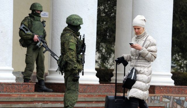 Lính lạ tuần tra bên ngoài sân bay Simferopol, Crimea, Ukraine