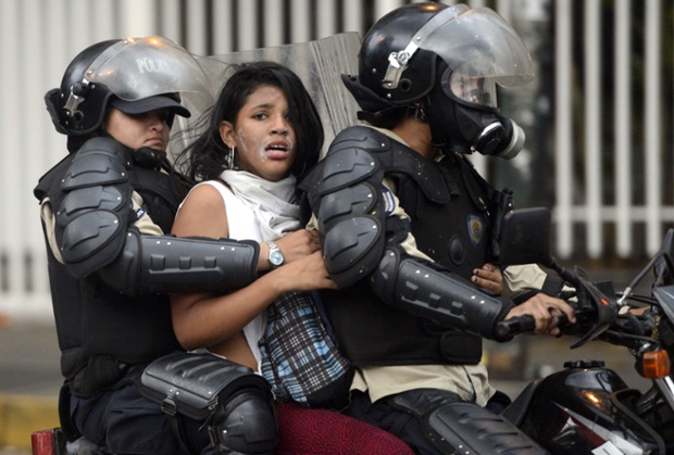 Người biểu tình chống chính phủ bị cảnh sát bắt giữ trong cuộc đụng độ ở Caracas, Venezuela.