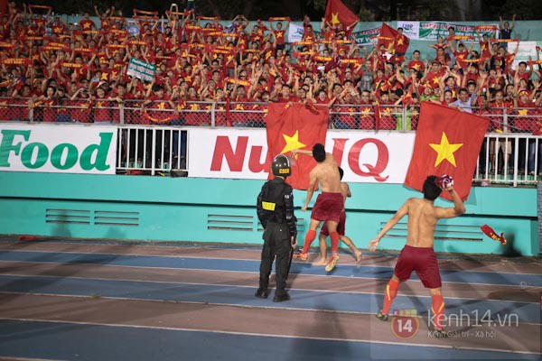 Cầu thủ U19 Việt Nam rủ nhau cởi áo tặng fan 3