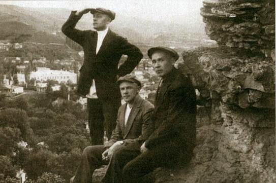 M. Koshkin ở Crym (bên phải) hồi đầu những năm 1930