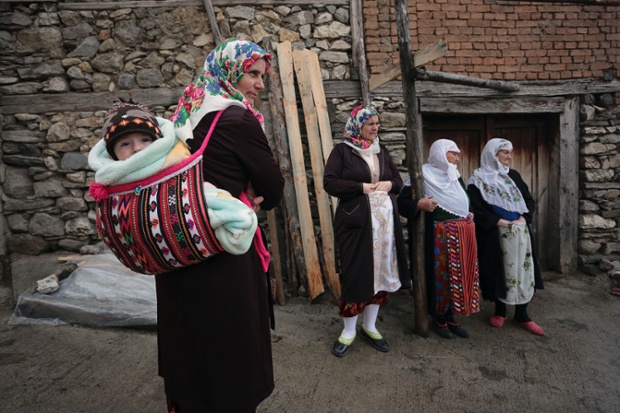 Những phụ nữ Hồi giáo xem một đám cưới tại vùng núi Rhodope, Bulgaria.